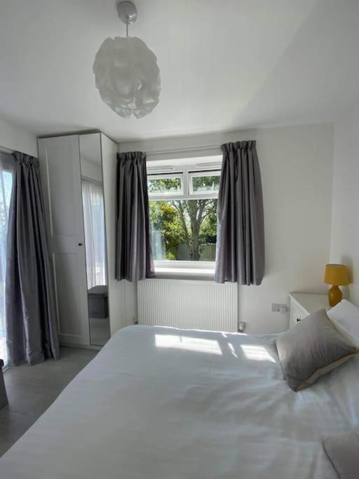 Dingley Dell - Superb Location For Truro In Private Accommodation Perranwell Exterior photo